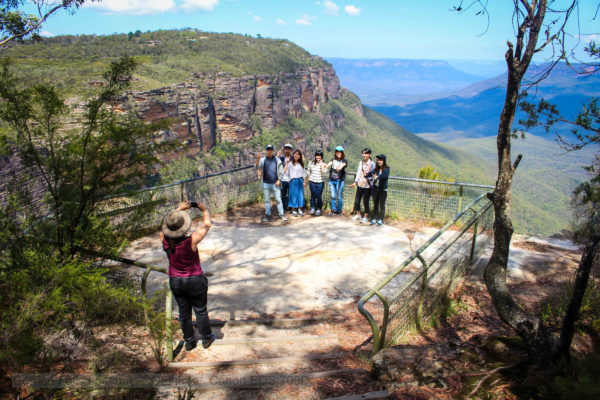 Blue Mountains discovery tour. Guide taking photos of group